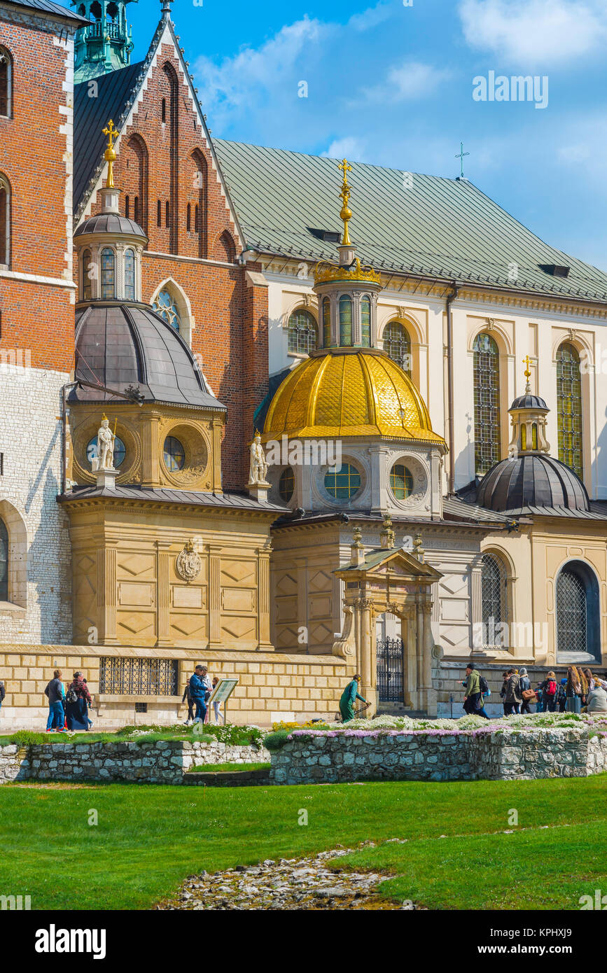 La Polonia architettura medievale, vista di tre cupole lanterna sulla parte esterna della Cattedrale di Cracovia in Polonia. Foto Stock