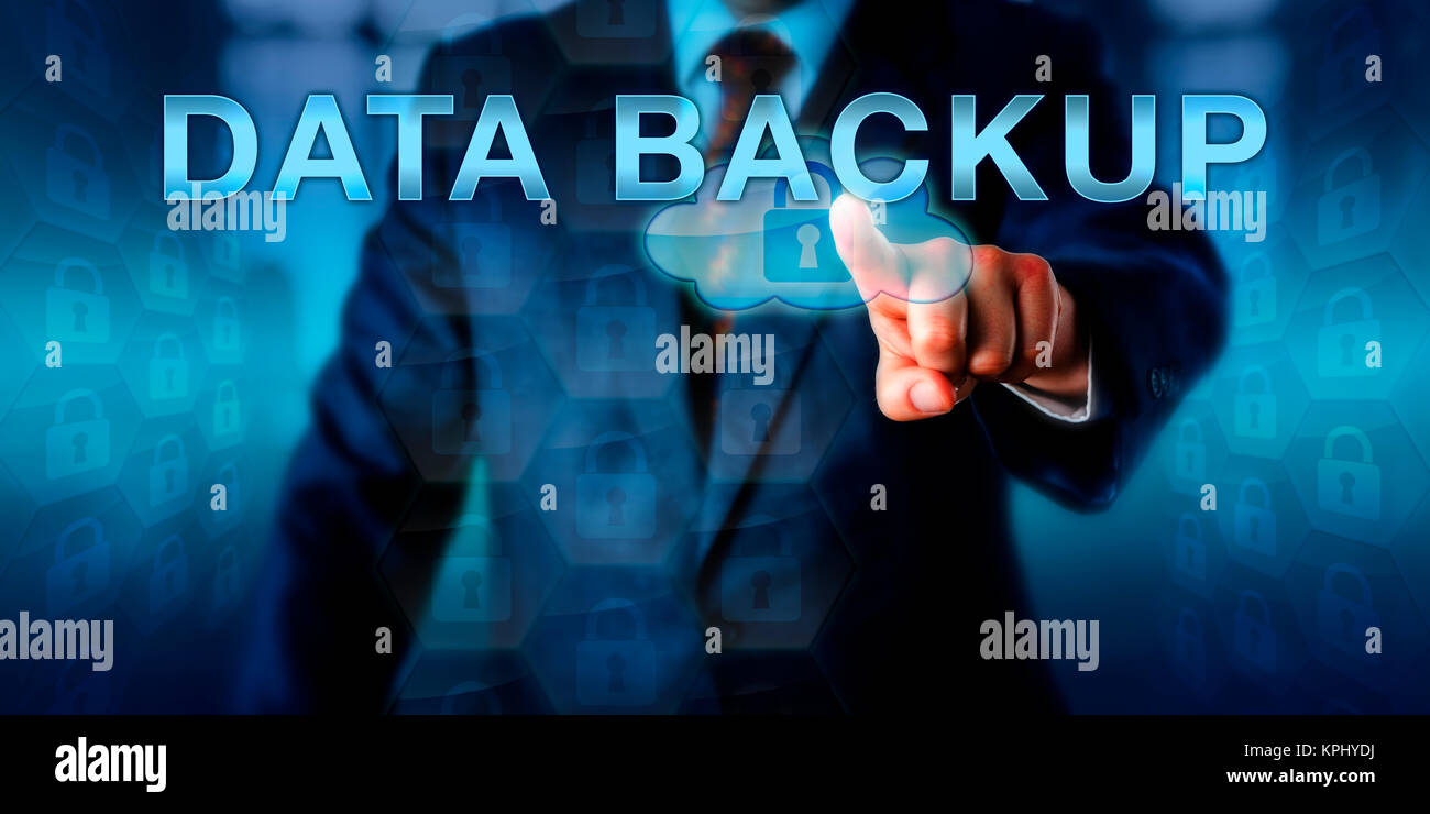 Computer aziendale utente che tocca il BACKUP DEI DATI Foto Stock