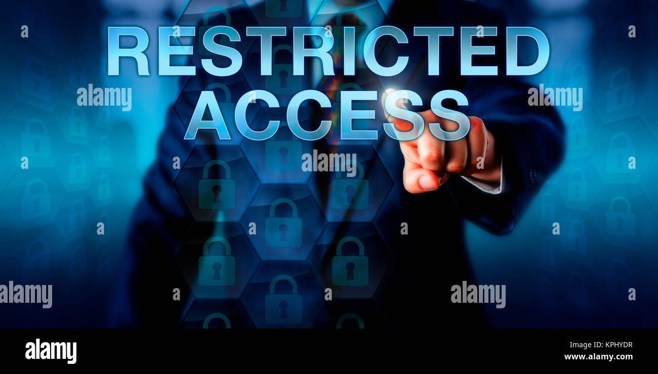 Utente aziendale spingendo ad accesso limitato Foto Stock