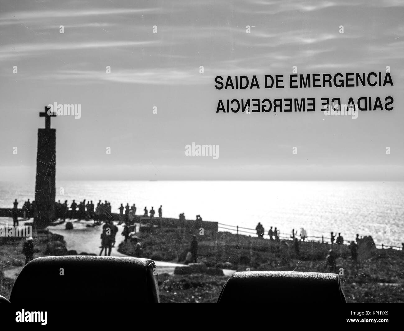 Saida de emergencia (Uscita di emergenza) in un bus touring Cabo da Roca da Sintra Foto Stock