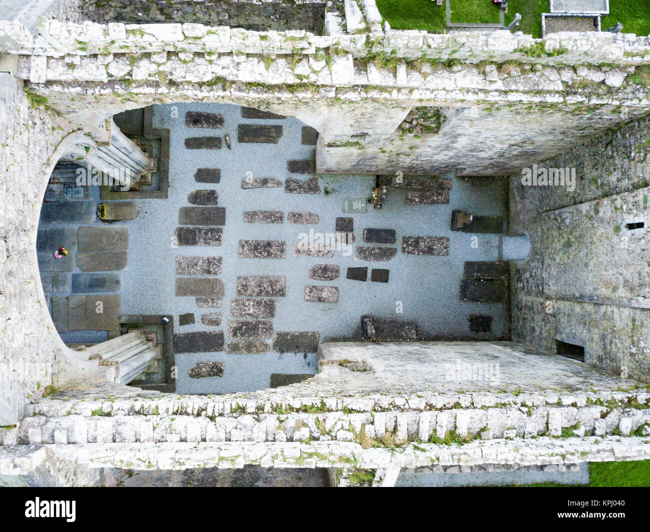 Corcomroe Abbey, vicino Bellharbor, Burren, Repubblica di Irlanda Foto Stock