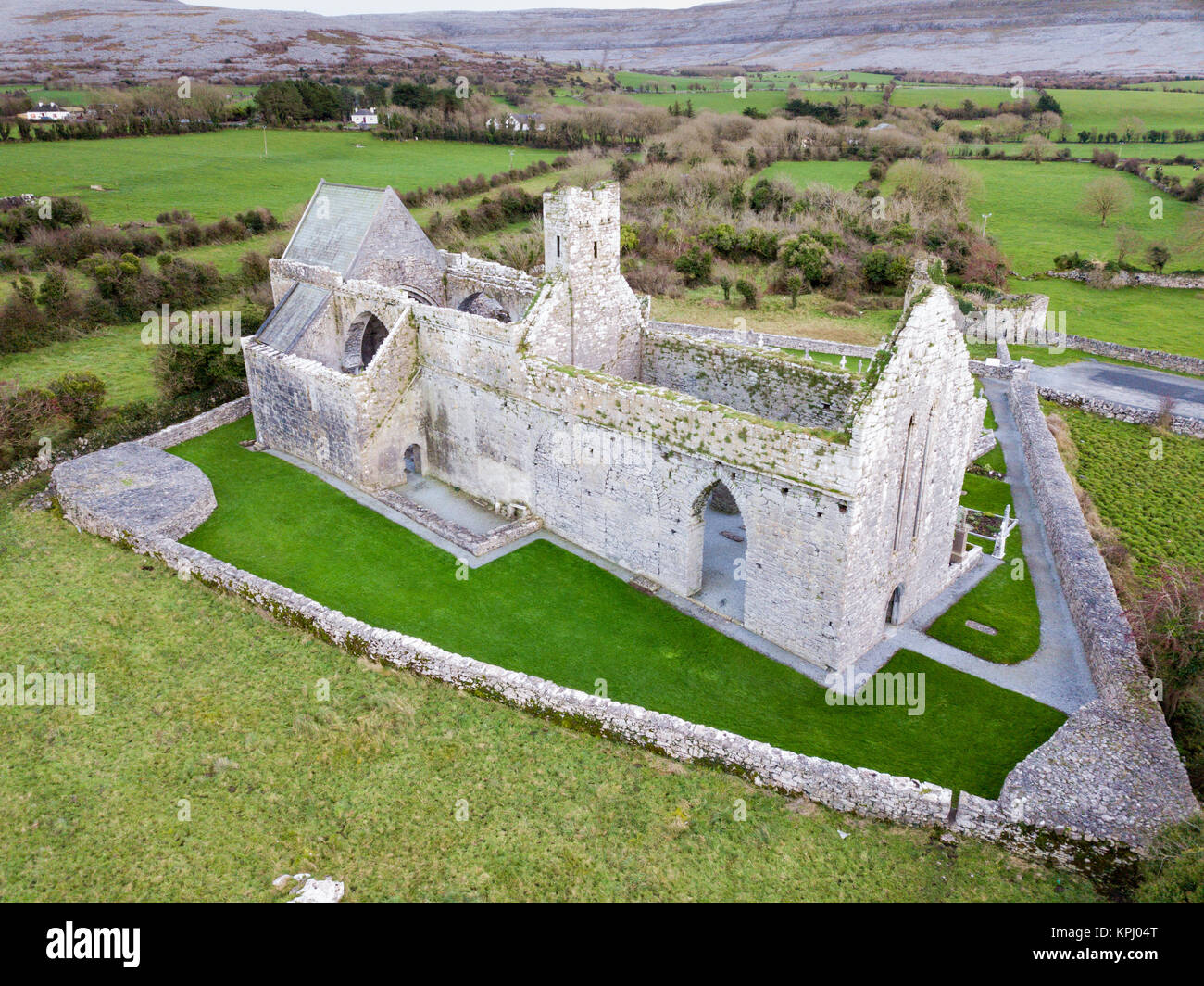 Corcomroe Abbey, vicino Bellharbor, Burren, Repubblica di Irlanda Foto Stock