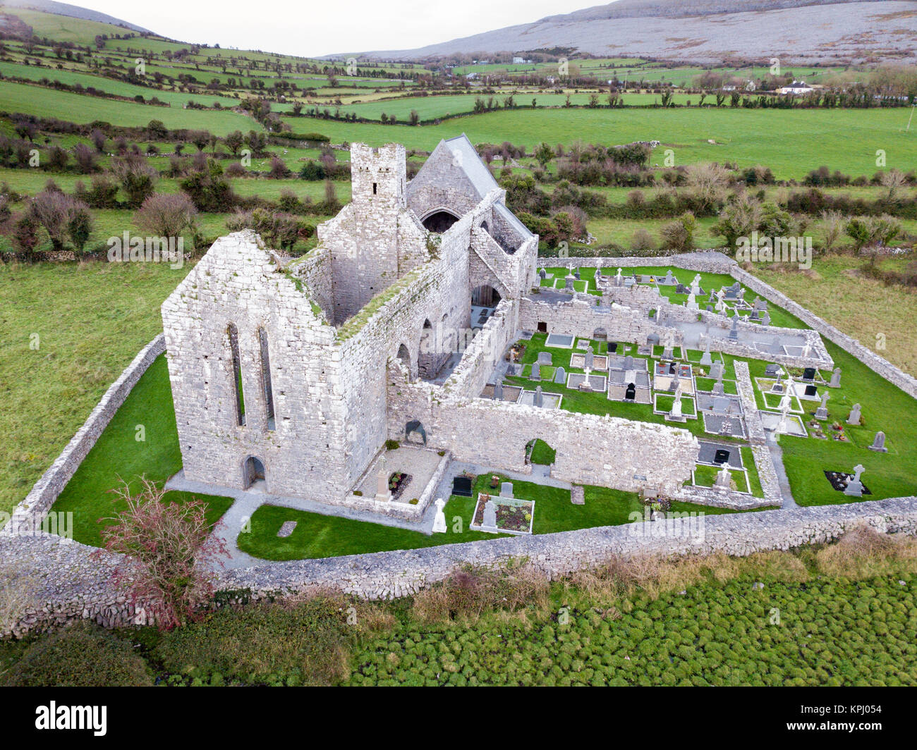 Corcomroe Abbey, vicino Bellharbor, Burren, Repubblica di Irlanda Foto Stock