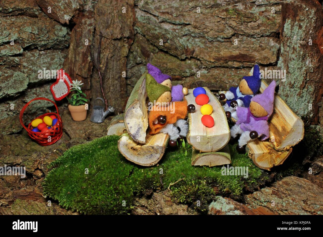 Quattro gnomes celebrano la Pasqua nella loro wichtelcave Foto Stock