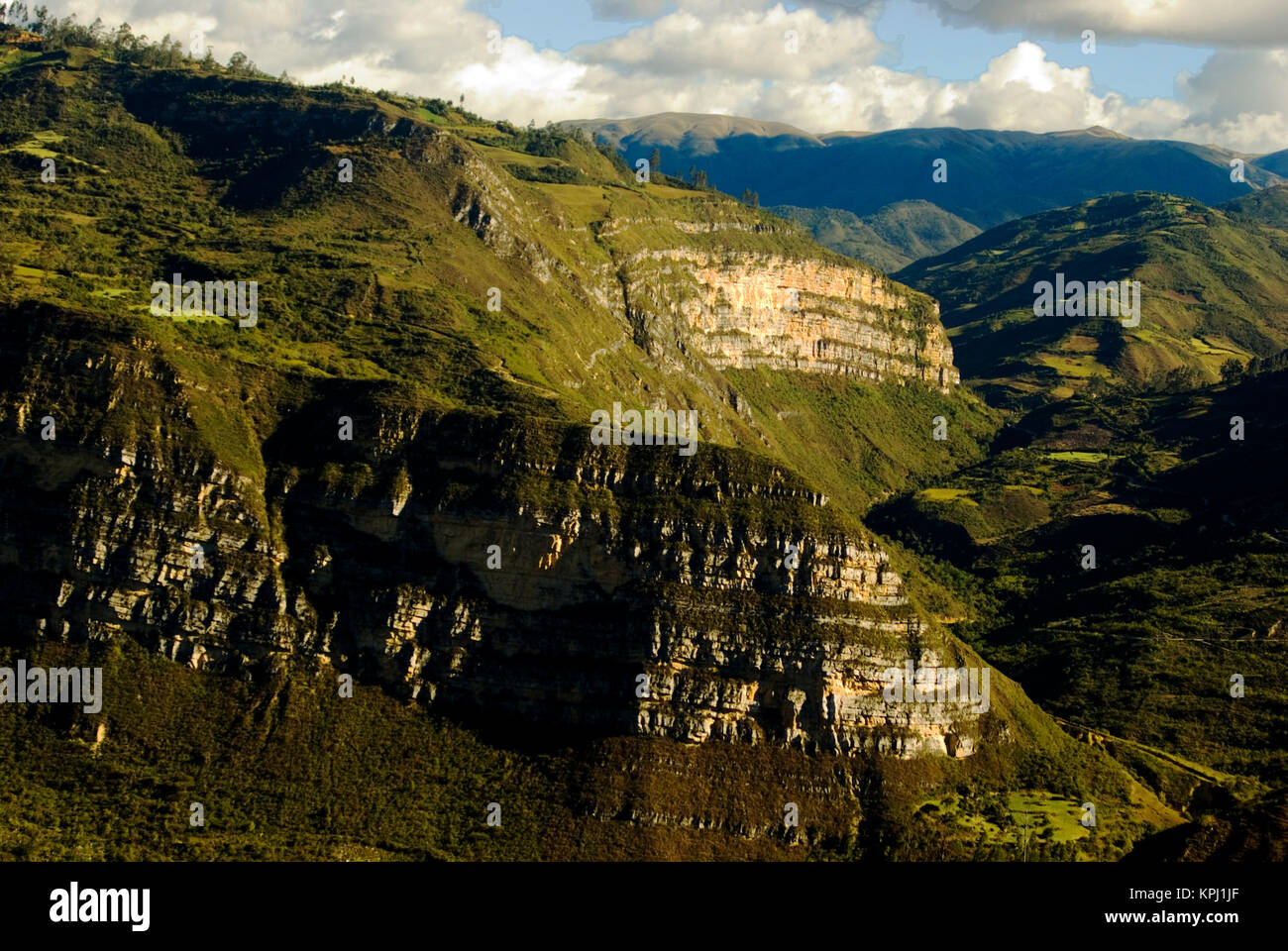 Il Perù. Montagne delle Ande. Stato di Amazonas. Il paesaggio come si vede dalla necropoli Karija. Foto Stock