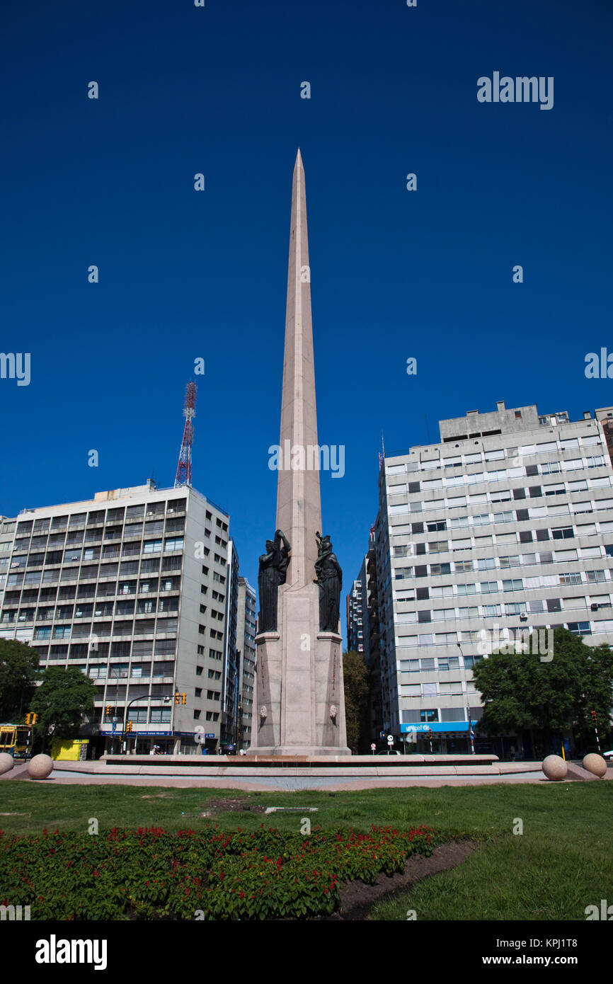 Uruguay, Dipartimento di Montevideo, Montevideo. El Obelisko su Avenida 18 de Julio. Foto Stock