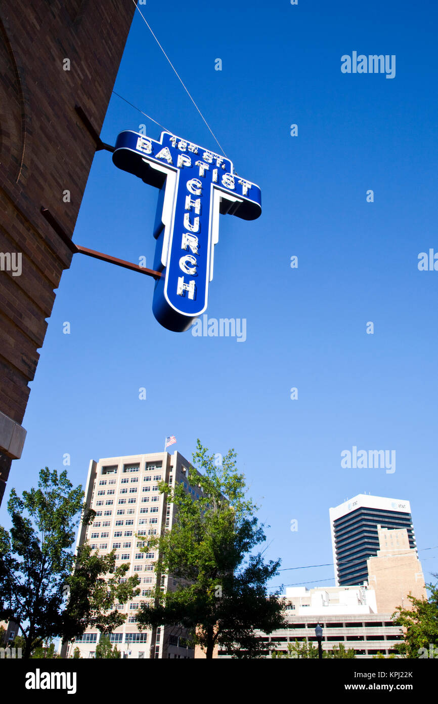 Stati Uniti d'America, Alabama, Birmingham. 16Th Street Chiesa Battista, famoso punto di riferimento nei diritti civili lotta di afro-americani, la Chiesa segno e gli edifici della città. Foto Stock