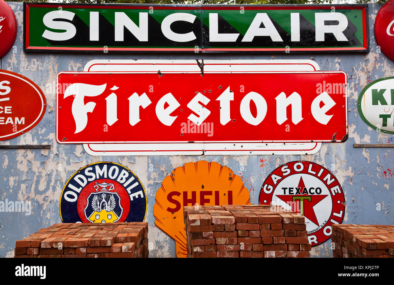 Stati Uniti d'America, Alabama, Mooresville. Vecchia stazione di benzina di segni. Foto Stock