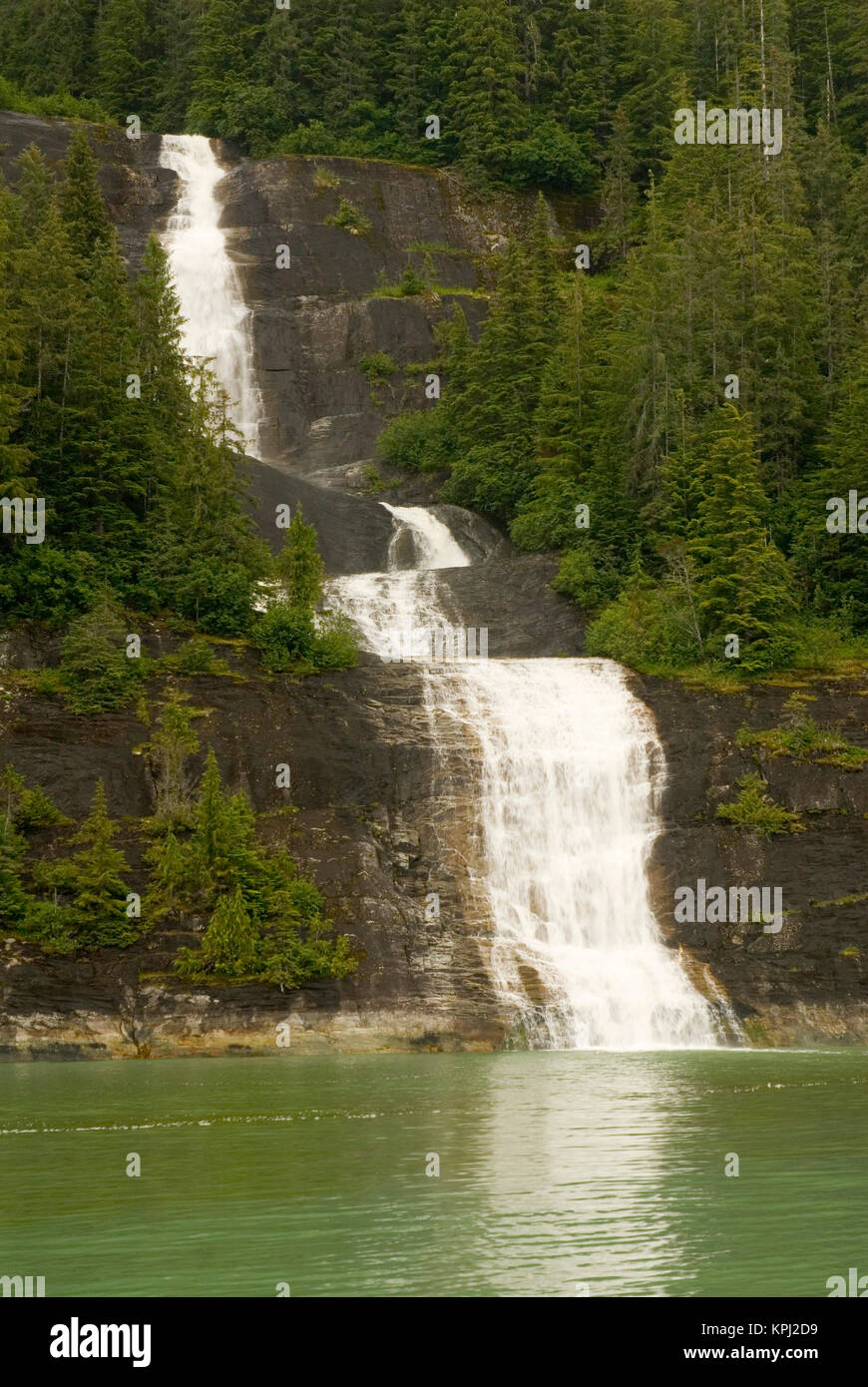 Nord America, USA, AK, all'interno del passaggio. Cascata attraverso la foresta cascate giù scogliere Foto Stock