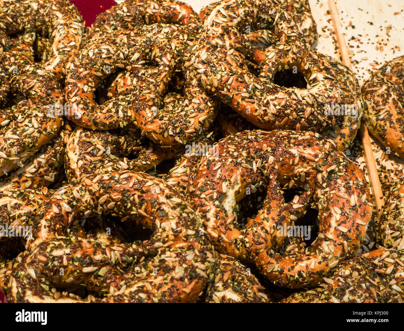 Integrali bretzel con pasta madre e sesamo Semi di papavero e semi di girasole Foto Stock