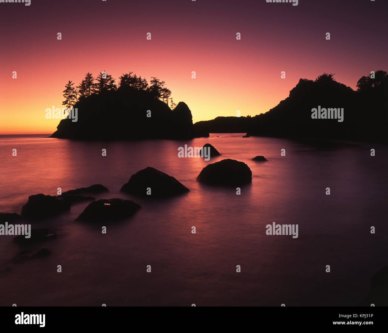 Stati Uniti, California, Trinidad, stack di mare al tramonto (formato di grandi dimensioni disponibili) Foto Stock