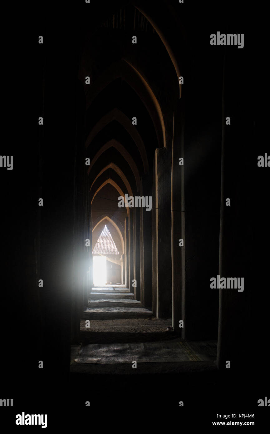 La luce alla fine del tunnel su una famosa moschea araba. Istanbul, Turchia Foto Stock