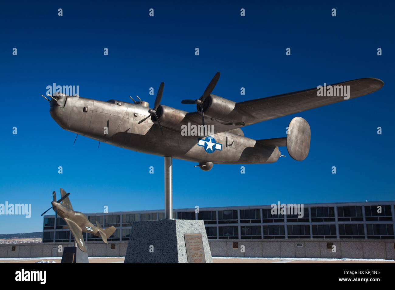 Stati Uniti d'America, Colorado Colorado Springs, United States Air Force Academy, la scultura della Seconda Guerra Mondiale B-24 Liberator bomber Foto Stock