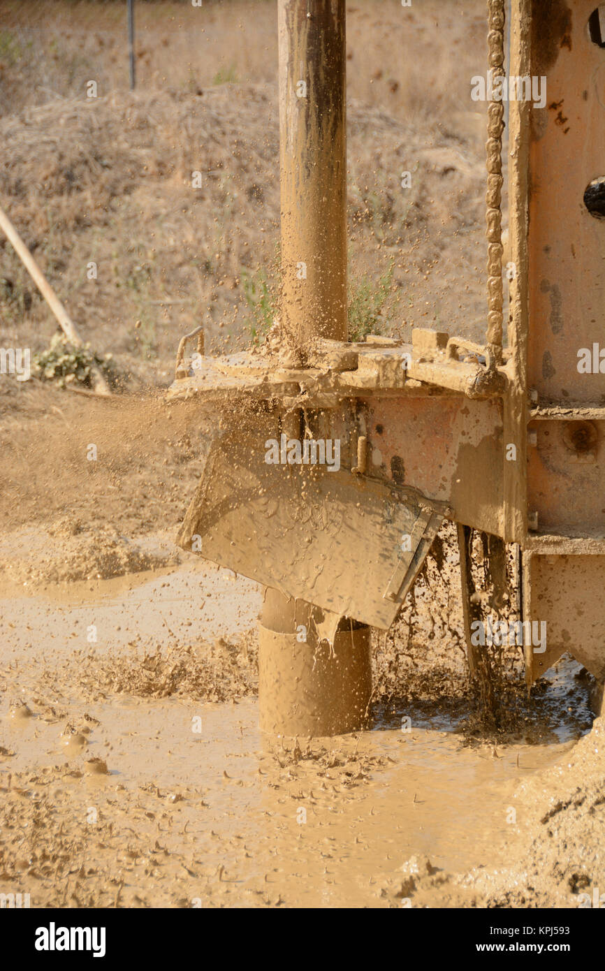 L'acqua la perforazione di un pozzo.L'inizio della perforazione per la metropolitana di esplorazione di acqua Foto Stock