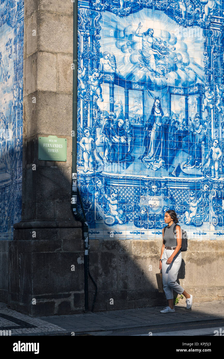Tradizionale, blu smaltata, dececorated piastrelle, azulejos,sull'esterno della Capela das Almas chiesa, nel centro di Porto, Portogallo Foto Stock