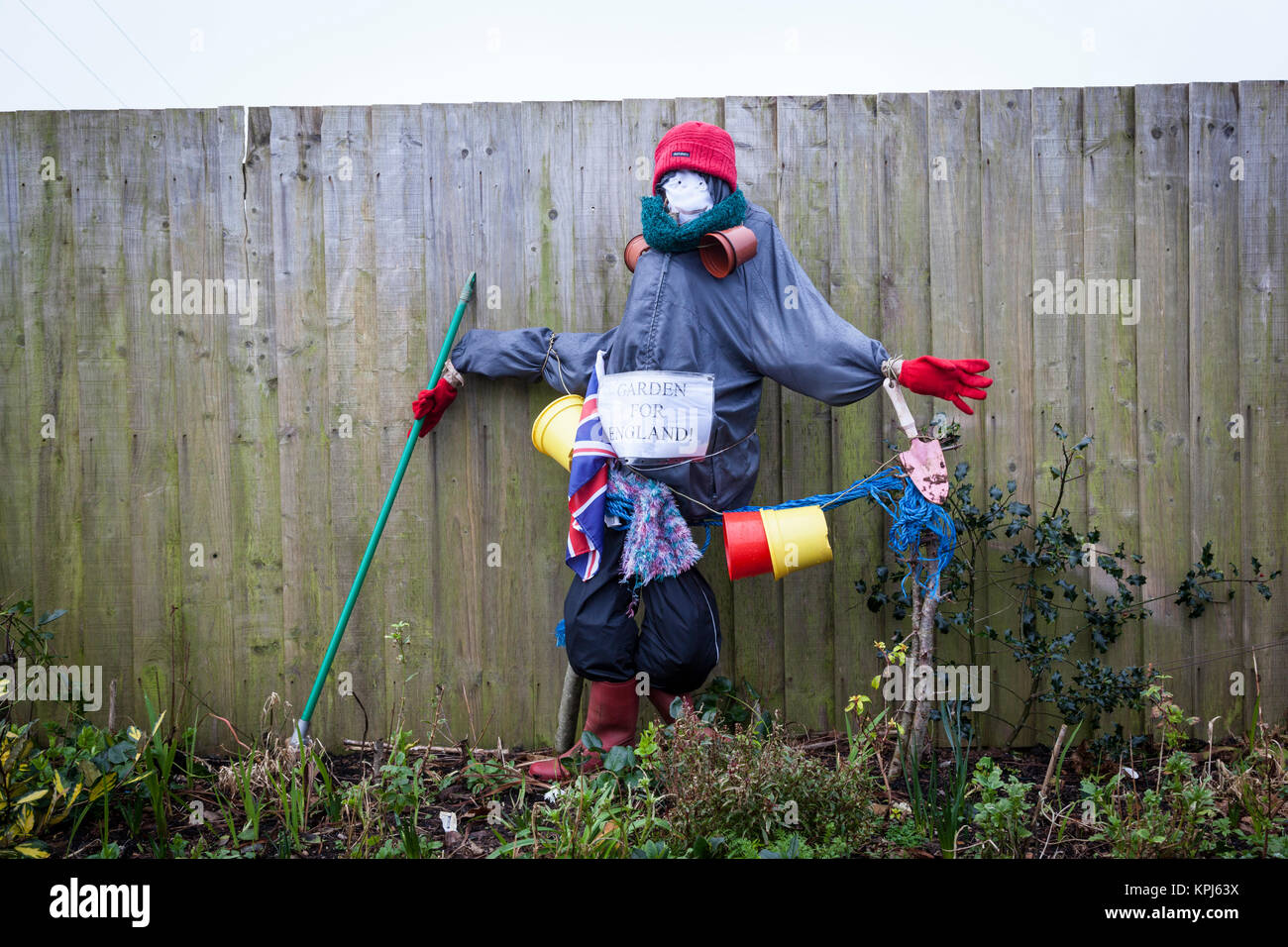 Divertimento manichino vestito come un giardiniere. Foto Stock