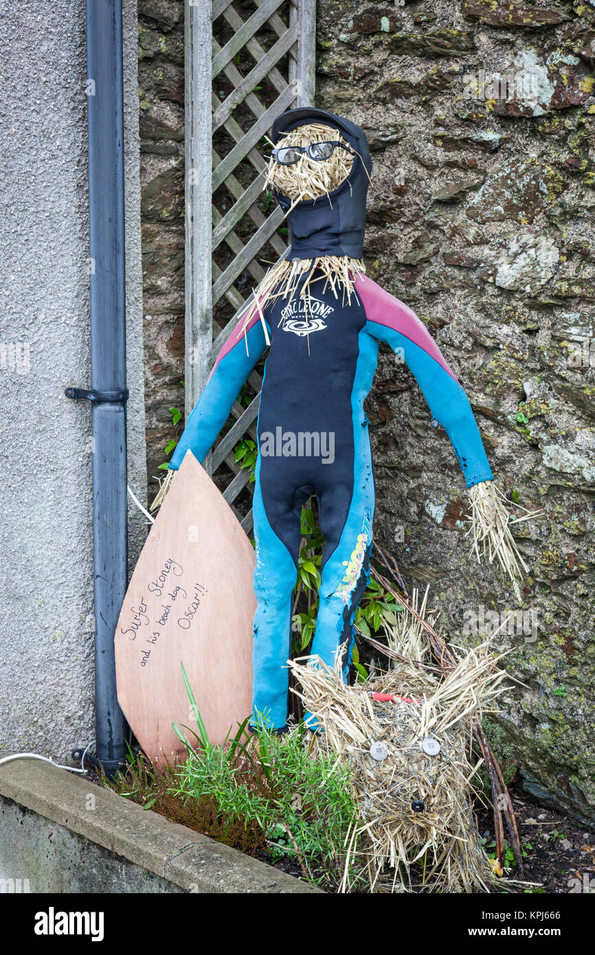 Divertimento manichino vestito come un surfista. Foto Stock