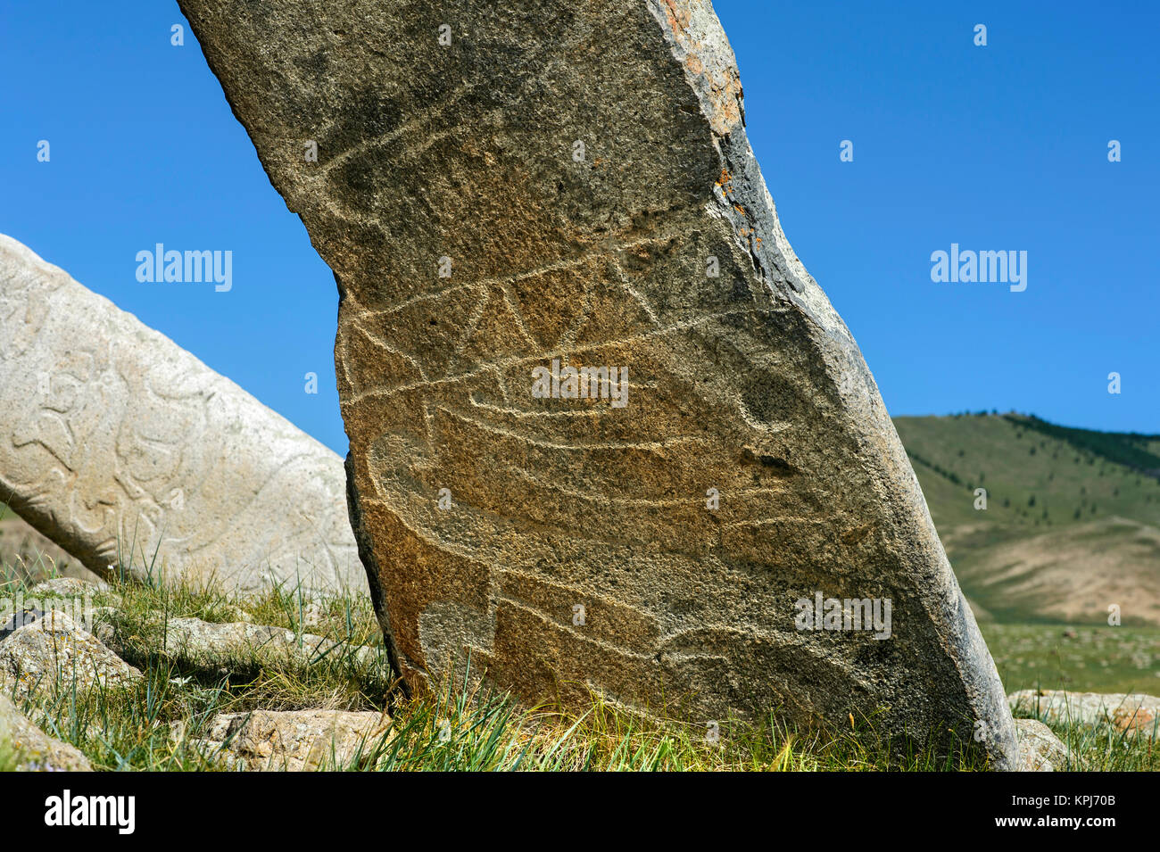 Stele di pietra con incisioni, chiamato Pietra di cervi, oggetto contrassegnato per la rimozione definitiva dalla tarda età del bronzo, Khangai Nuruu Parco Nazionale Foto Stock