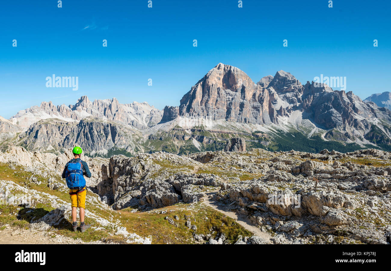 Escursionista con casco arrampicata sul sentiero per il Nuvolau, mountain range Tofane, Dolomiti, Alto Adige, Trentino Alto Adige, Italia Foto Stock