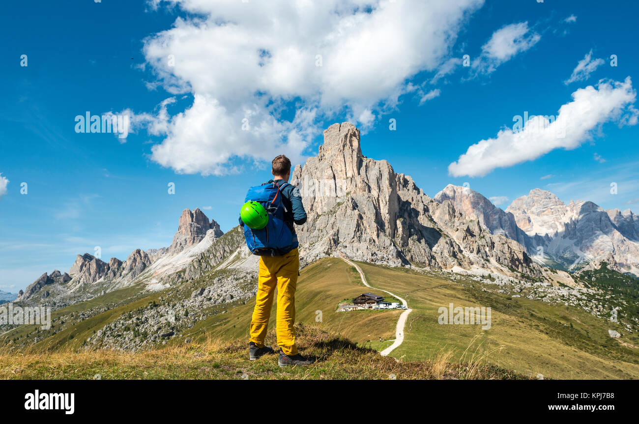 Escursionista guardando giù per il Passo Giau, sul retro la Gusela, Averau e le Tofane, Dolomiti, Alto Adige, Trentino Alto Adige, Italia Foto Stock