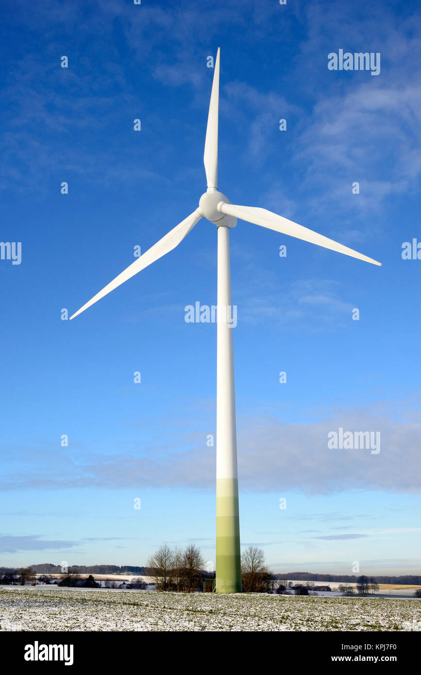 Impianto di generazione eolica con cielo nuvoloso, inverno, Renania settentrionale-Vestfalia, Germania Foto Stock