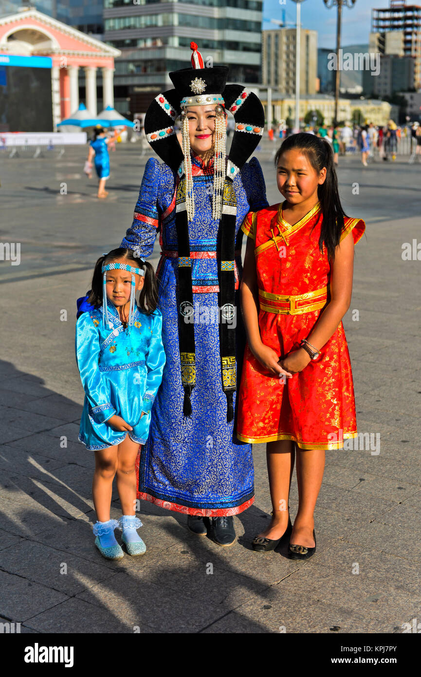 Donna con due bambini in tradizionale festosa vestiti, festival del mongolo costume nazionale, Ulanbator, Mongolia Foto Stock