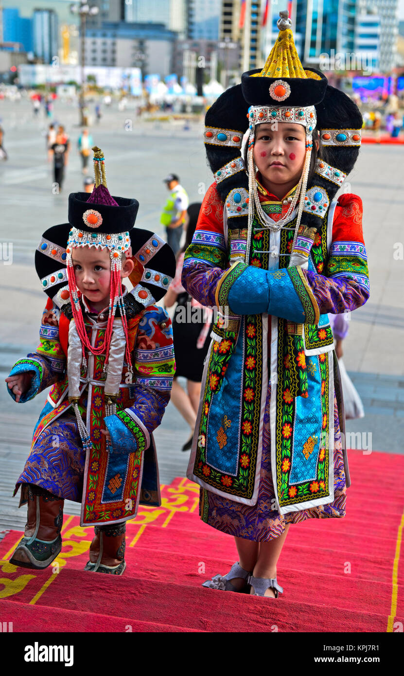 Due ragazze nella tradizionale festa tradizionale vestiti, festival di mongola costume nazionale, Ulanbator, Mongolia Foto Stock