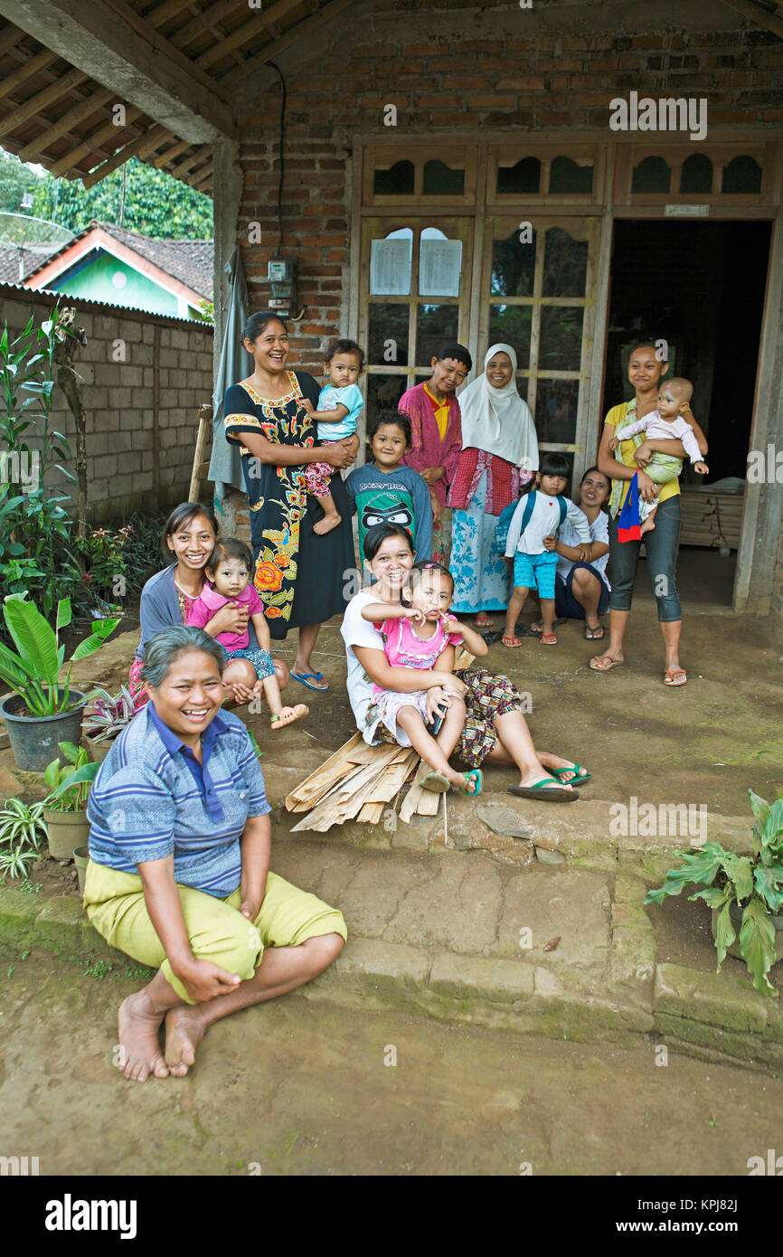 Le donne musulmane e i bambini su una veranda, Podang Village, Magelang, Java, Indonesia Foto Stock