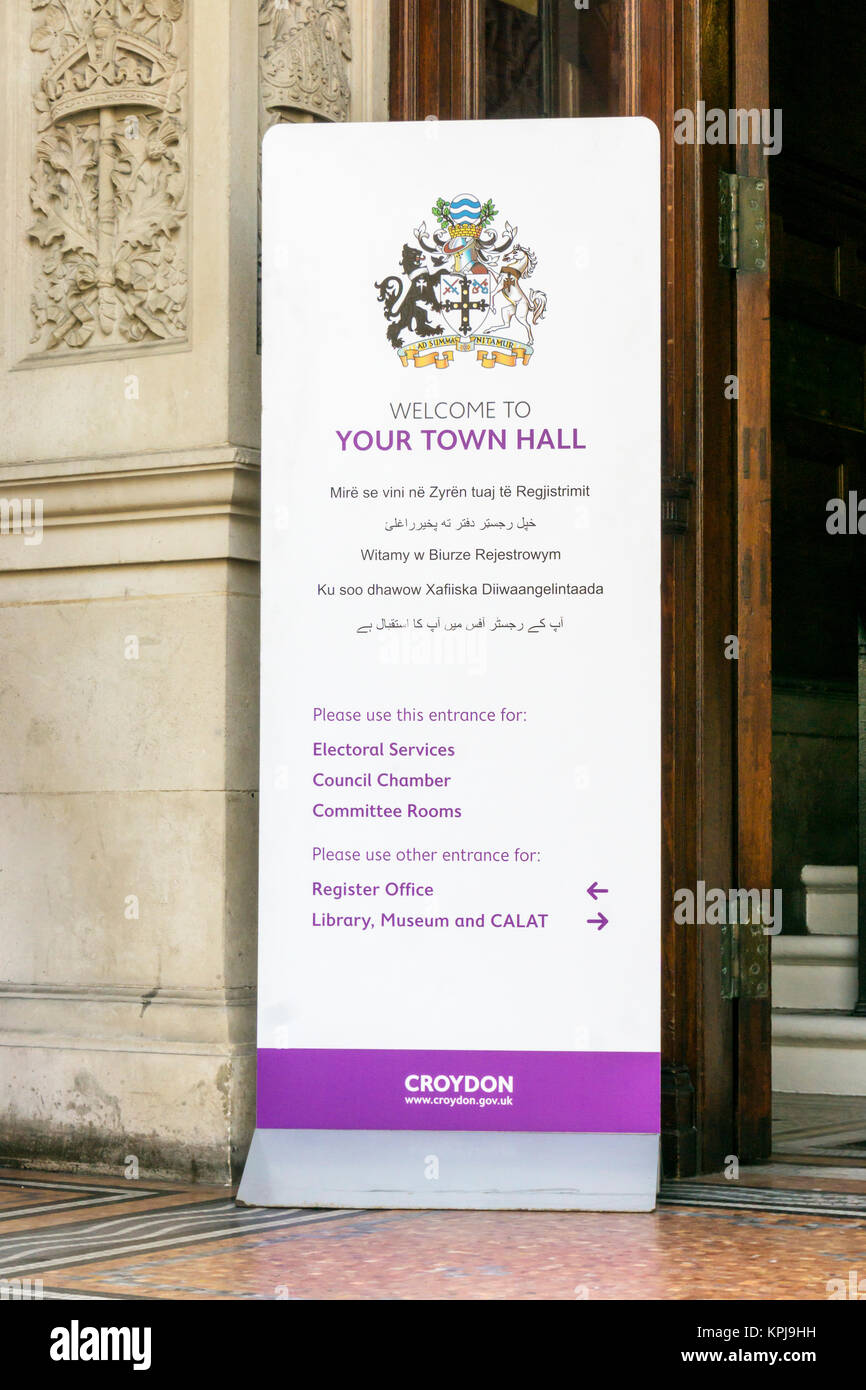 Un segno all'entrata di Croydon town hall dice Benvenuti al vostro municipio in un numero di lingue tra cui albanese, polacco e somale. Foto Stock