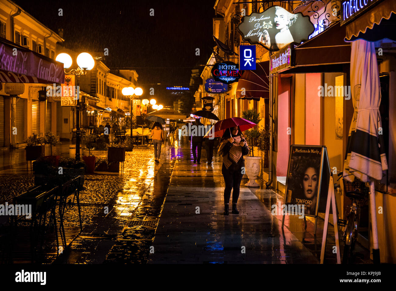 Giorno di pioggia nella vecchia strada di Skhoder, Albania. Foto Stock
