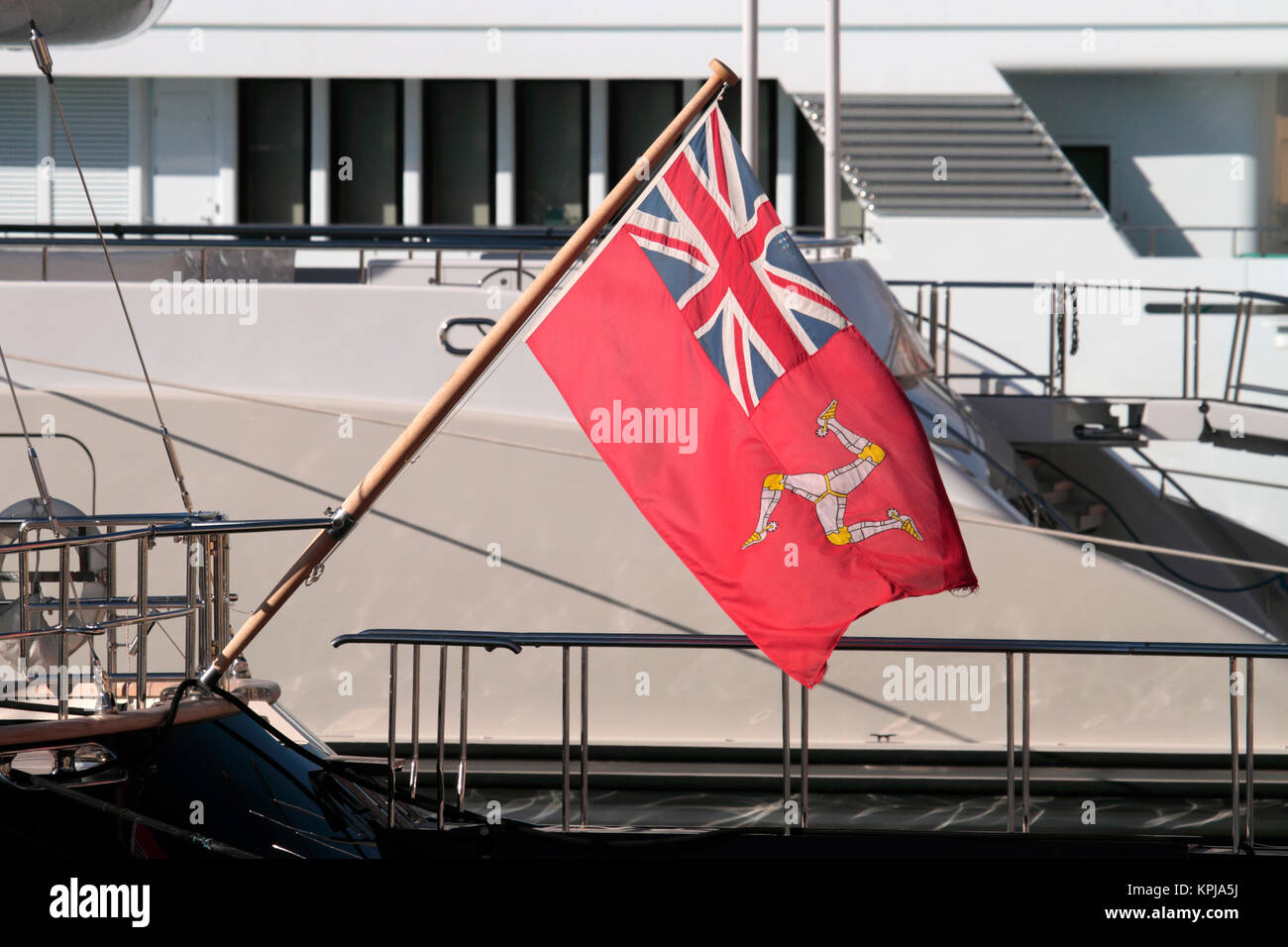 Il ensign (bandiera nautiche) dell'Isola di Man sulla poppa di uno yacht di grandi dimensioni Foto Stock