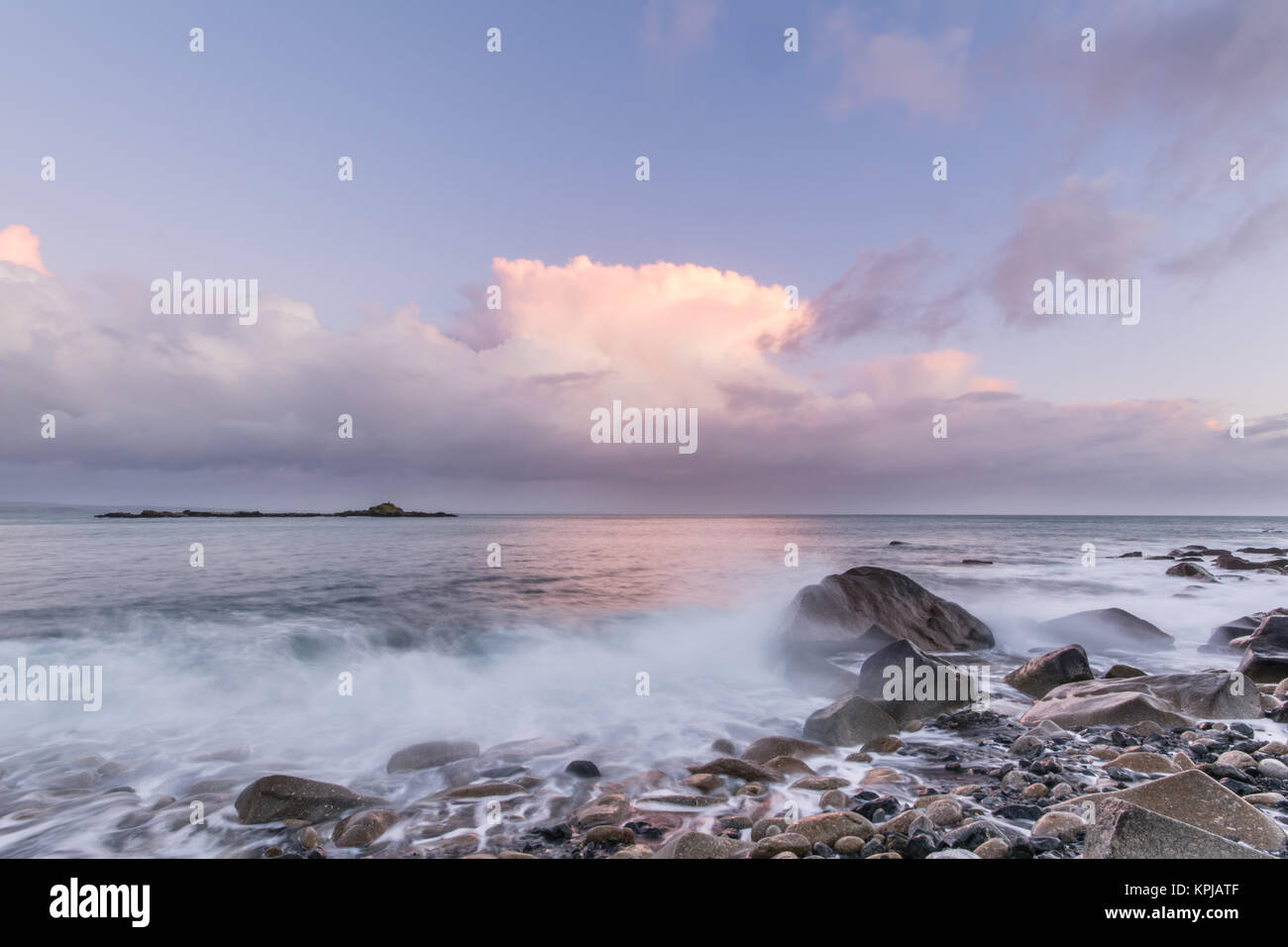 Mousehole, Cornwall, Regno Unito. Xiv Dic, 2017. Regno Unito Meteo. Dopo un giorno di wintery docce, il cielo blu messo in un tardo aspetto a Mousehole al tramonto. Credito: Simon Maycock/Alamy Live News Foto Stock