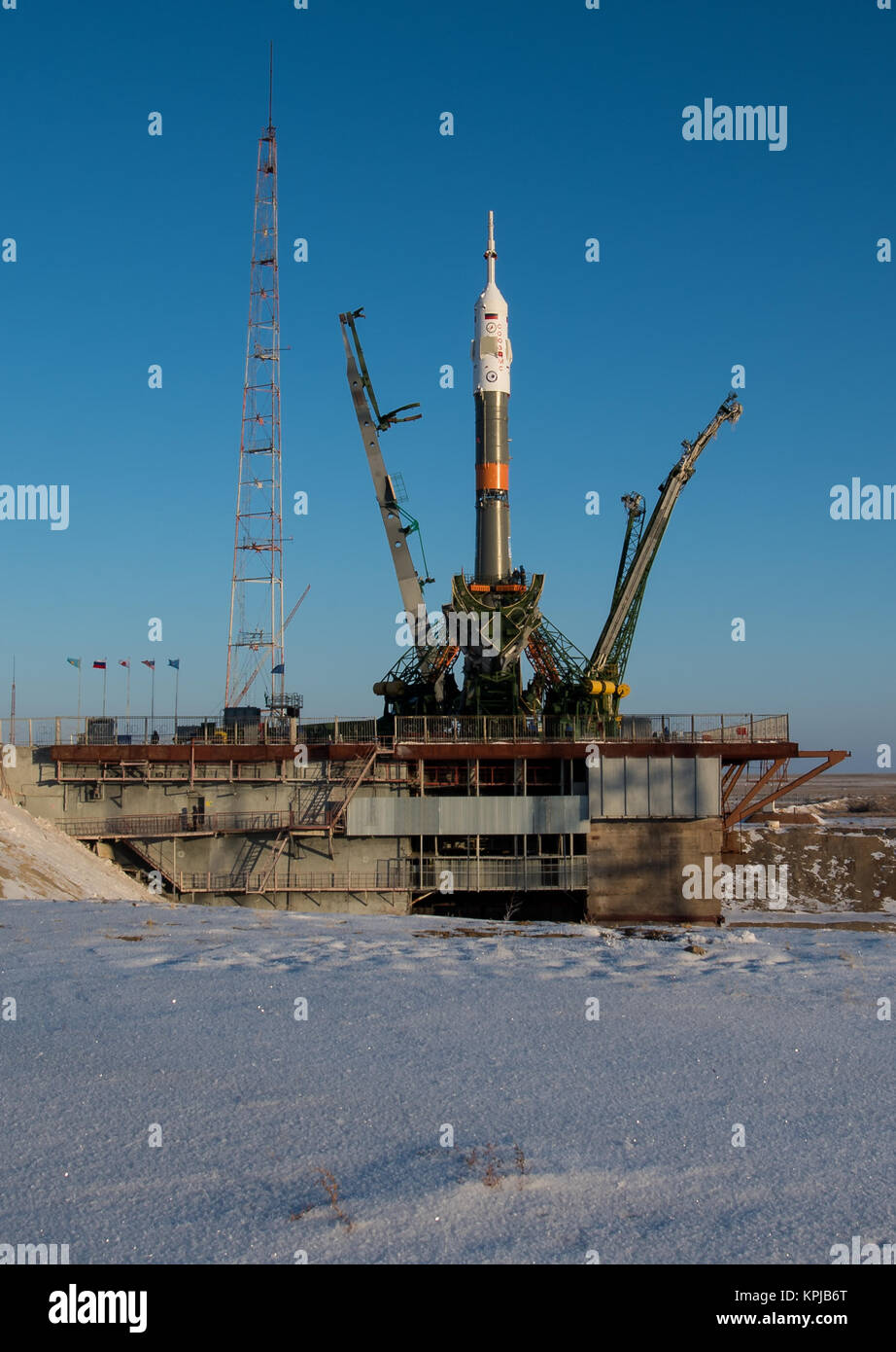 Baikonur in Kazakhstan. 15 Dic, 2017. Il russo Soyuz e a razzo Soyuz MS-07 navicella spaziale sono posizionati sulla rampa di lancio come i bracci del gantry in prossimità in preparazione per la NASA Stazione Spaziale Internazionale Expedition 54 missione al cosmodromo di Baikonur Dicembre 15, 2017 di Baikonur in Kazakhstan. Stazione Spaziale Internazionale Expedition 54 equipaggio cosmonauta Anton Shkaplerov di Rosmos, astronauta Scott Tingle della NASA, e astronauta Norishige Kanai di JAXA sono pianificati per il lancio su dicembre 17th. Credito: Planetpix/Alamy Live News Foto Stock