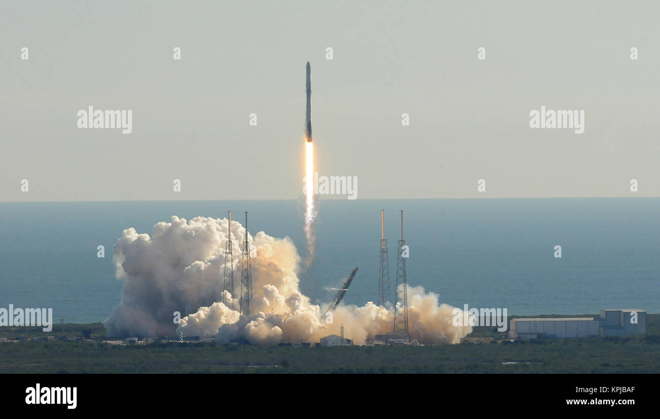 Dicembre 15, 2017 - Cape Canaveral, in Florida, Stati Uniti - Un SpaceX Falcon 9 rocket portante un veicolo spaziale Dragon solleva from Space Launch Complex 40 su dicembre 15, 2017 alla Cape Canaveral Air Force Station in Florida. La navicella spaziale consegnerà quasi 4.800 libbre di ricerca, equipaggio forniture, e l'hardware per la Stazione Spaziale Internazionale (ISS). Questa è la tredicesima missione cargo da SpaceX verso la ISS. (Paul Hennessy/Alamy) Foto Stock