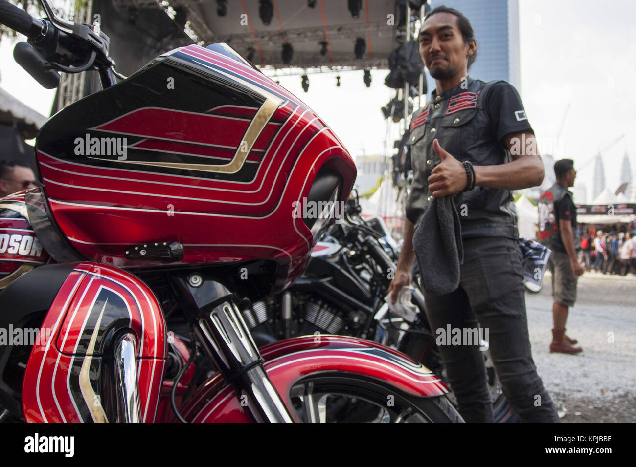 Kuala Lumpur Kuala Lumpur, Malesia. 15 Dic, 2017. Uno di un cavaliere dalla testa di ferro Moto Club è visto alla KL bike week 2017.Kuala Lumpur Bike Week 2017 è la nona edizione del raduno motociclisti che si terrà a TREC a Kuala Lumpur il 16 e 17 dicembre 2017. Credito: Faris Hadziq/SOPA/ZUMA filo/Alamy Live News Foto Stock