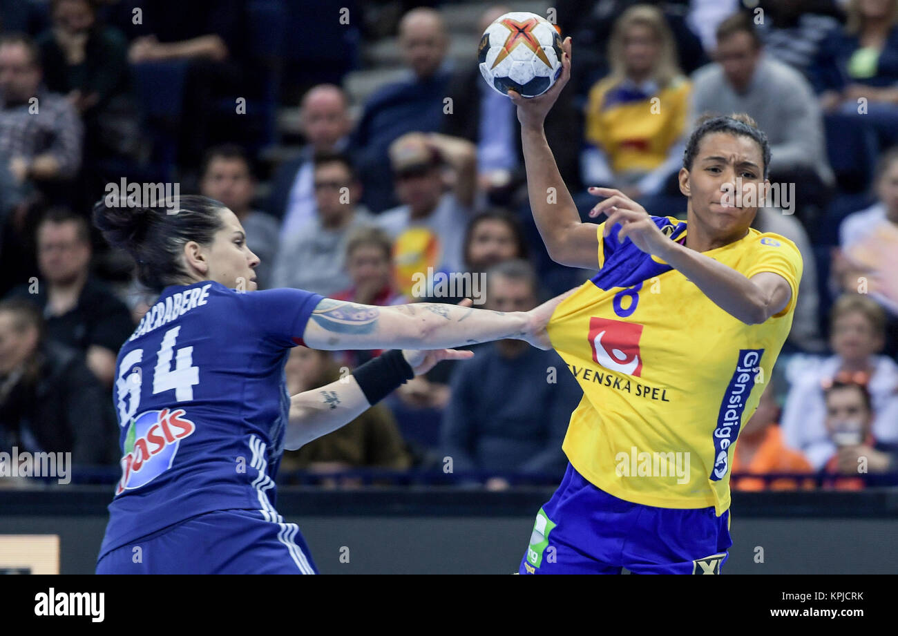 Amburgo, Germania. 15 Dic, 2017. In Francia la Alexandra Lacrabere (L) e Svezia Jamina Roberts vying per la palla durante il 2017 mondiale sulle donne campionato di pallamano semi-match finale tra la Svezia e la Francia in Barclaycard Arena di Amburgo, Germania, 15 dicembre 2017. Credito: Axel Heimken/dpa/Alamy Live News Foto Stock