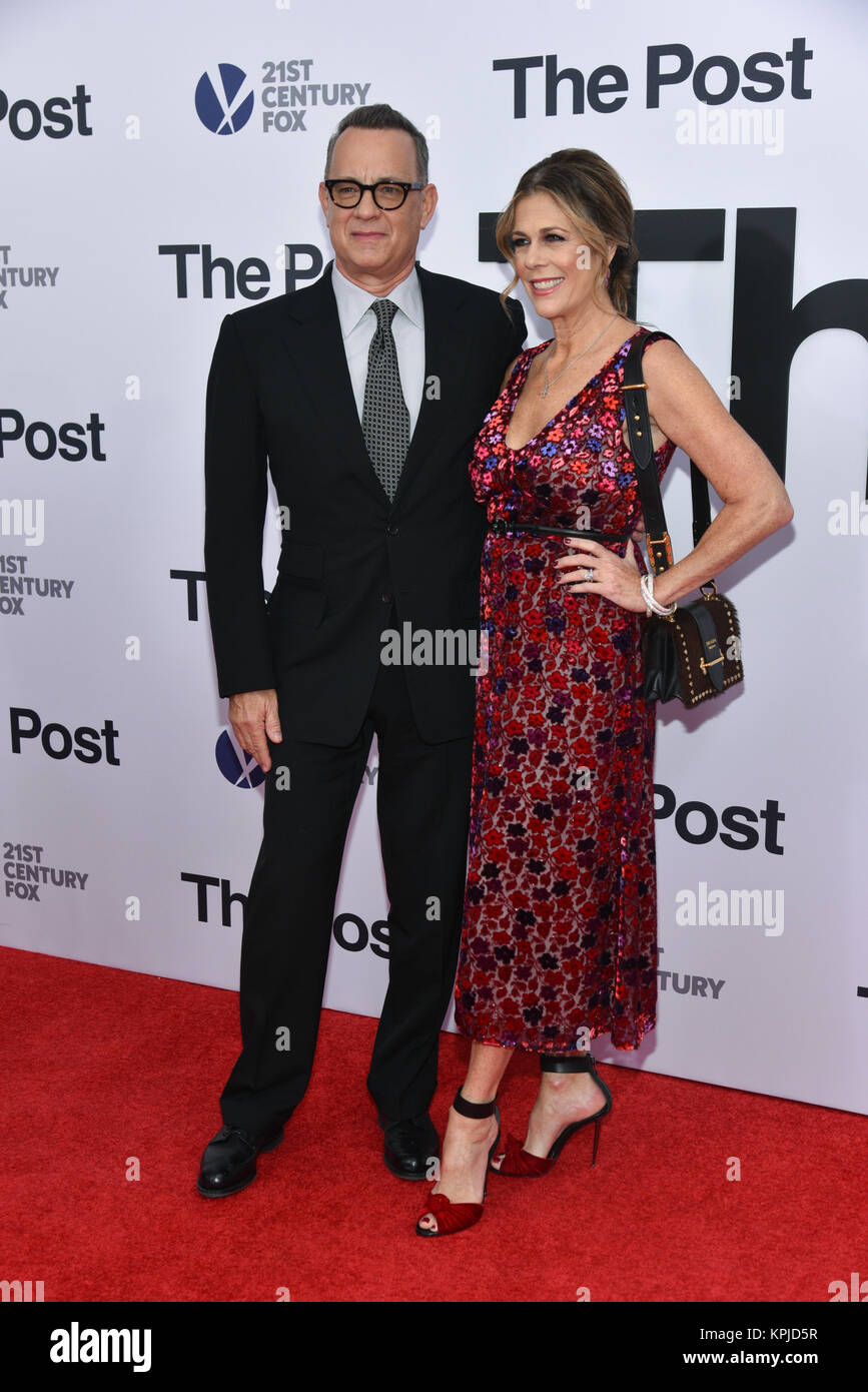 Tom Hanks e Rita Wilson arriva a 'post' di Washington DC Premiere presso il Newseum sul dicembre 14, 2017 a Washington, DC. Credito: Erik Pendzich/Alamy Live News Foto Stock