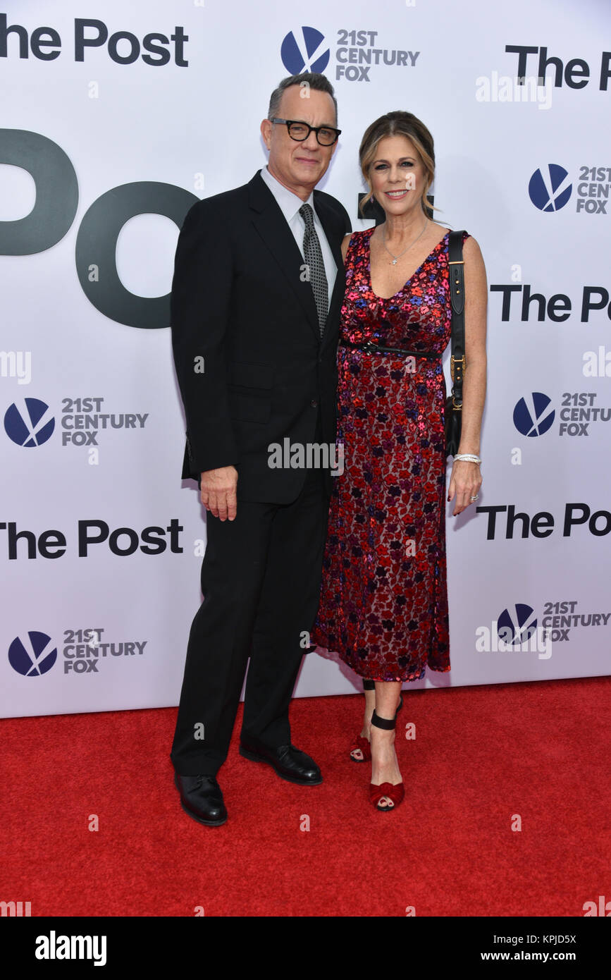 Tom Hanks e Rita Wilson arriva a 'post' di Washington DC Premiere presso il Newseum sul dicembre 14, 2017 a Washington, DC. Credito: Erik Pendzich/Alamy Live News Foto Stock