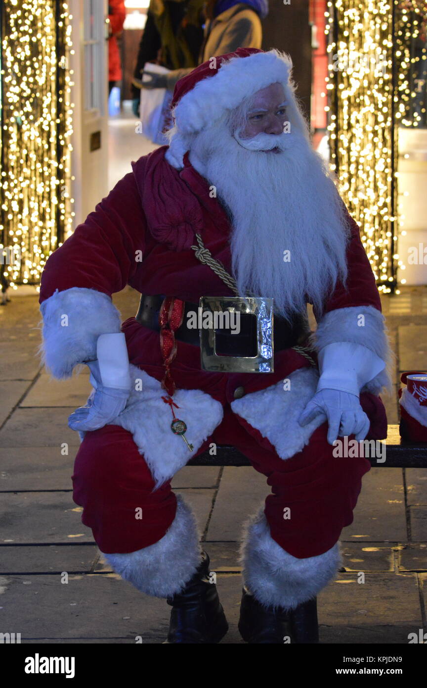 Londra, Regno Unito. 15 Dic 2017. Babbo Natale mettendo gli acquirenti in Covent Garden nello spirito natalizio. Foto Stock