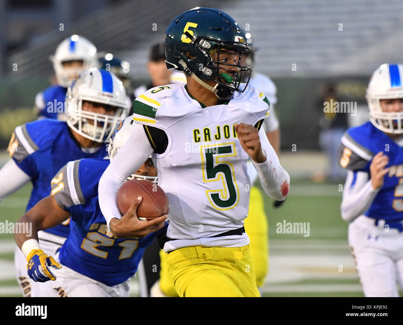 Sacramento, CA. 15 Dic, 2017. Cajon Cowboys quarterback Jayden Daniels #5 corre in azione durante la prima metà del prezzo CIF membro Prep Divisione Calcio 2AA Stato Campionato.Cajon vs. Serra.Louis Lopez/Cal Sport Media/Alamy Live News Foto Stock