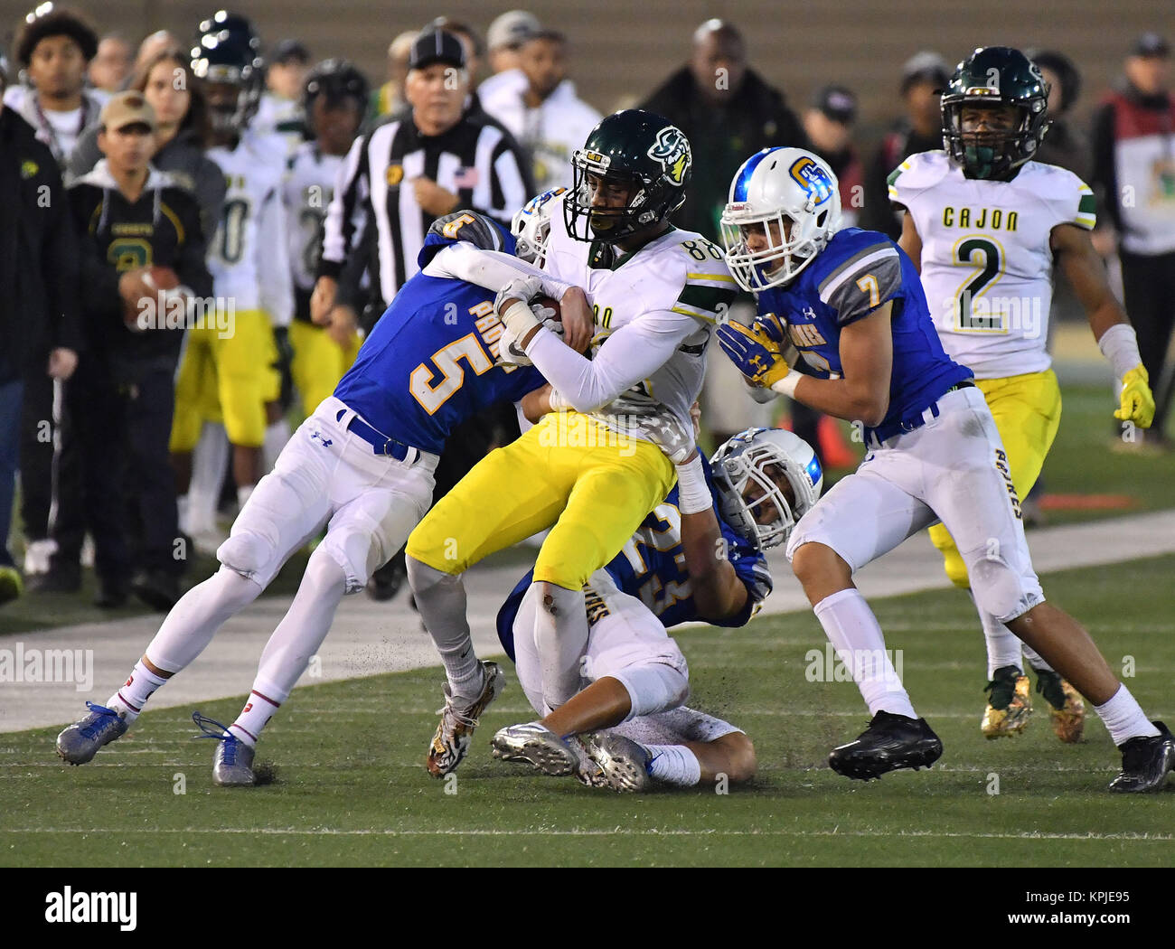 Sacramento, CA. 15 Dic, 2017. Cajon Cowboy Dejuan Luna #88 catture il pass e corre affrontata dalla Serra Padres Chris Park #23, Serra Padres Damon Lewis #5 e Serra Padres Malakai Rango #7 in azione durante la prima metà del prezzo CIF membro Prep Divisione Calcio 2AA Stato Campionato.Cajon vs. Serra.Louis Lopez/Cal Sport Media/Alamy Live News Foto Stock