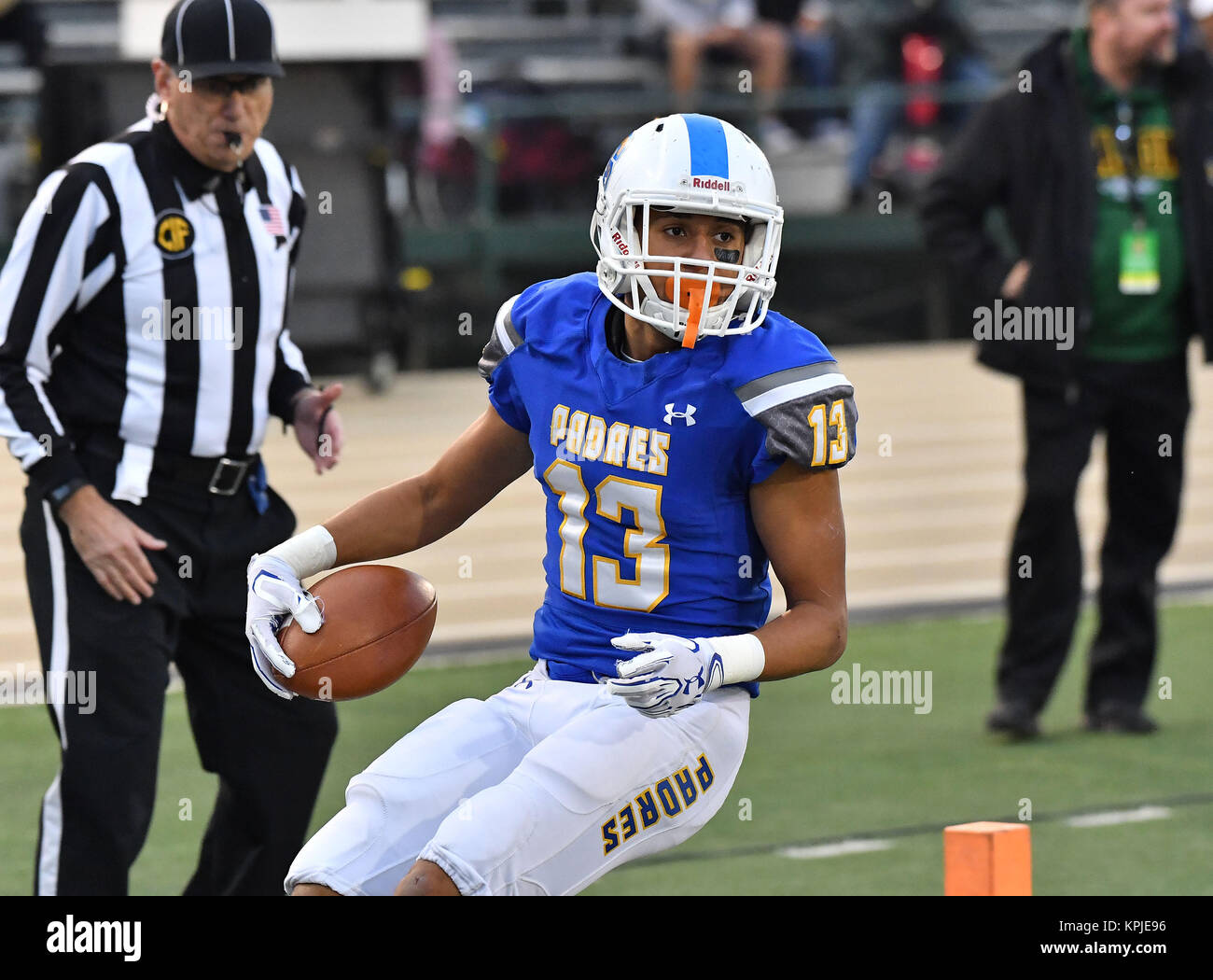 Sacramento, CA. 15 Dic, 2017. Serra Padres Isiah Kendrick #13 scorre in per il touchdown in azione durante la prima metà del prezzo CIF membro Prep Divisione Calcio 2AA Stato Campionato.Cajon vs. Serra.Louis Lopez/Cal Sport Media/Alamy Live News Foto Stock