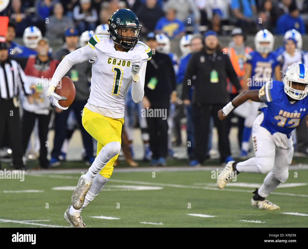 Sacramento, CA. 15 Dic, 2017. Cajon Cowboys wide receiver Darren Jones #1 Si ritiene che le catture il pass e corre in azione durante la prima metà del prezzo CIF membro Prep Divisione Calcio 2AA Stato Campionato.Cajon vs. Serra.Louis Lopez/Cal Sport Media/Alamy Live News Foto Stock