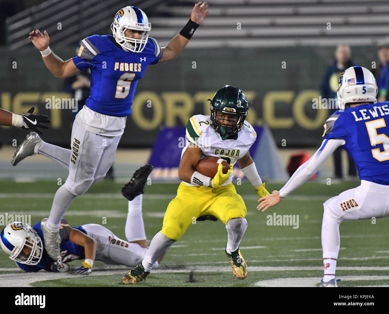 Sacramento, CA. 15 Dic, 2017. Cajon Cowboy Omar Perkins #2 corre in azione durante la seconda metà del prezzo CIF membro Prep Divisione Calcio 2AA stato campionato. Cajon vs. Serra.La Serra Padres sconfiggere i Cajon Cowboy 38-14.Louis Lopez/Cal Sport Media/Alamy Live News Foto Stock