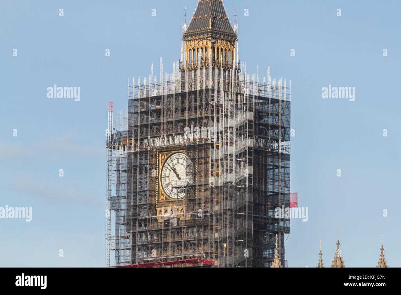 Londra REGNO UNITO. 16 dicembre 2017. Il Palazzo di Westminster e la torre di Elizabeth coperta da impalcature sotto il cielo limpido su una mattina di sole a Londra Credito: amer ghazzal/Alamy Live News Foto Stock
