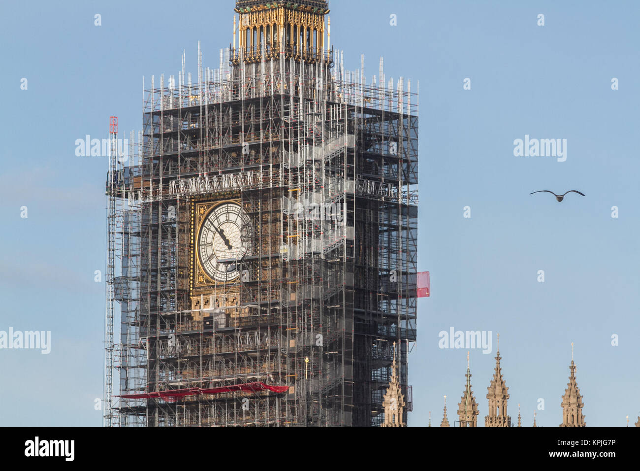 Londra REGNO UNITO. 16 dicembre 2017. Il Palazzo di Westminster e la torre di Elizabeth coperta da impalcature sotto il cielo limpido su una mattina di sole a Londra Credito: amer ghazzal/Alamy Live News Foto Stock