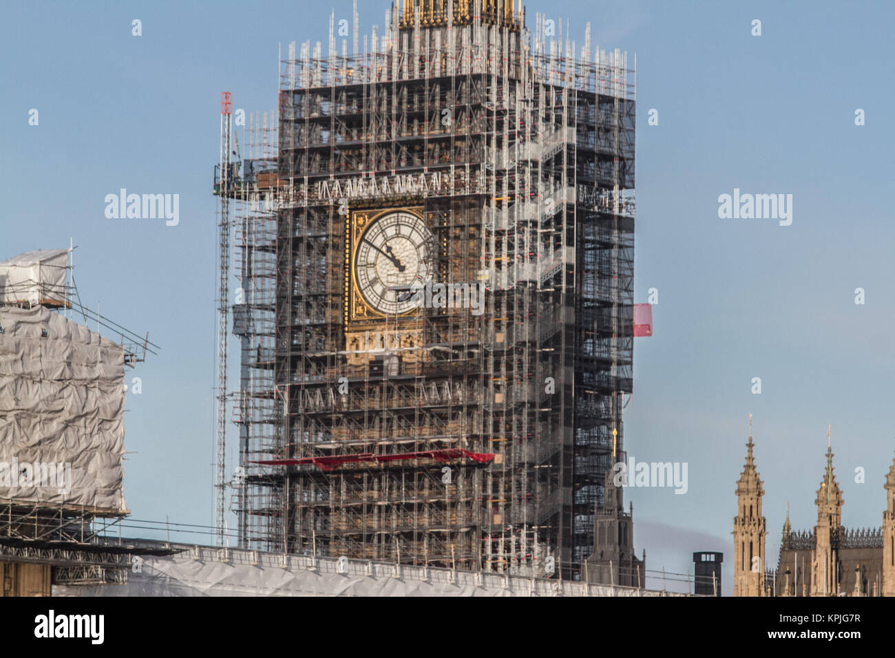 Londra REGNO UNITO. 16 dicembre 2017. Il Palazzo di Westminster e la torre di Elizabeth coperta da impalcature sotto il cielo limpido su una mattina di sole a Londra Credito: amer ghazzal/Alamy Live News Foto Stock