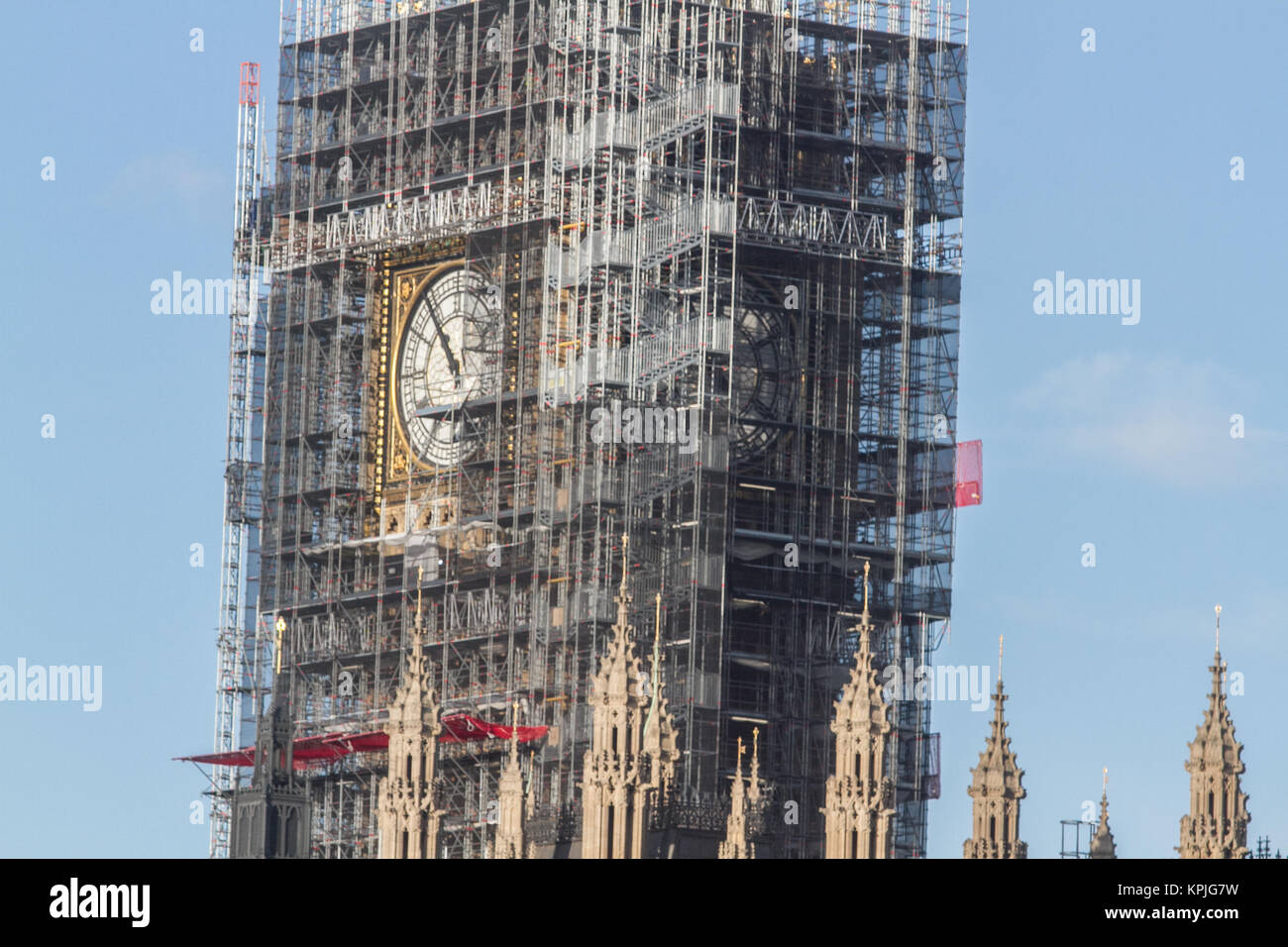 Londra REGNO UNITO. 16 dicembre 2017. Il Palazzo di Westminster e la torre di Elizabeth coperta da impalcature sotto il cielo limpido su una mattina di sole a Londra Credito: amer ghazzal/Alamy Live News Foto Stock