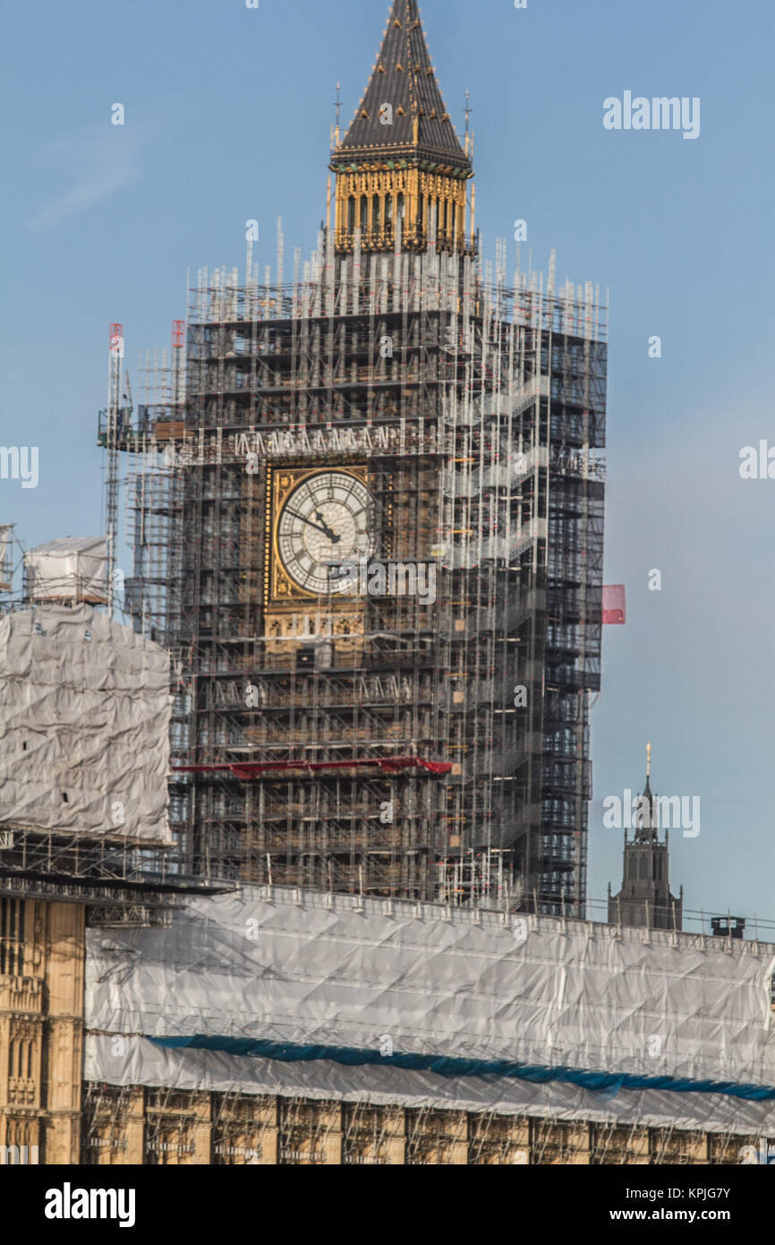 Londra REGNO UNITO. 16 dicembre 2017. Il Palazzo di Westminster e la torre di Elizabeth coperta da impalcature sotto il cielo limpido su una mattina di sole a Londra Credito: amer ghazzal/Alamy Live News Foto Stock
