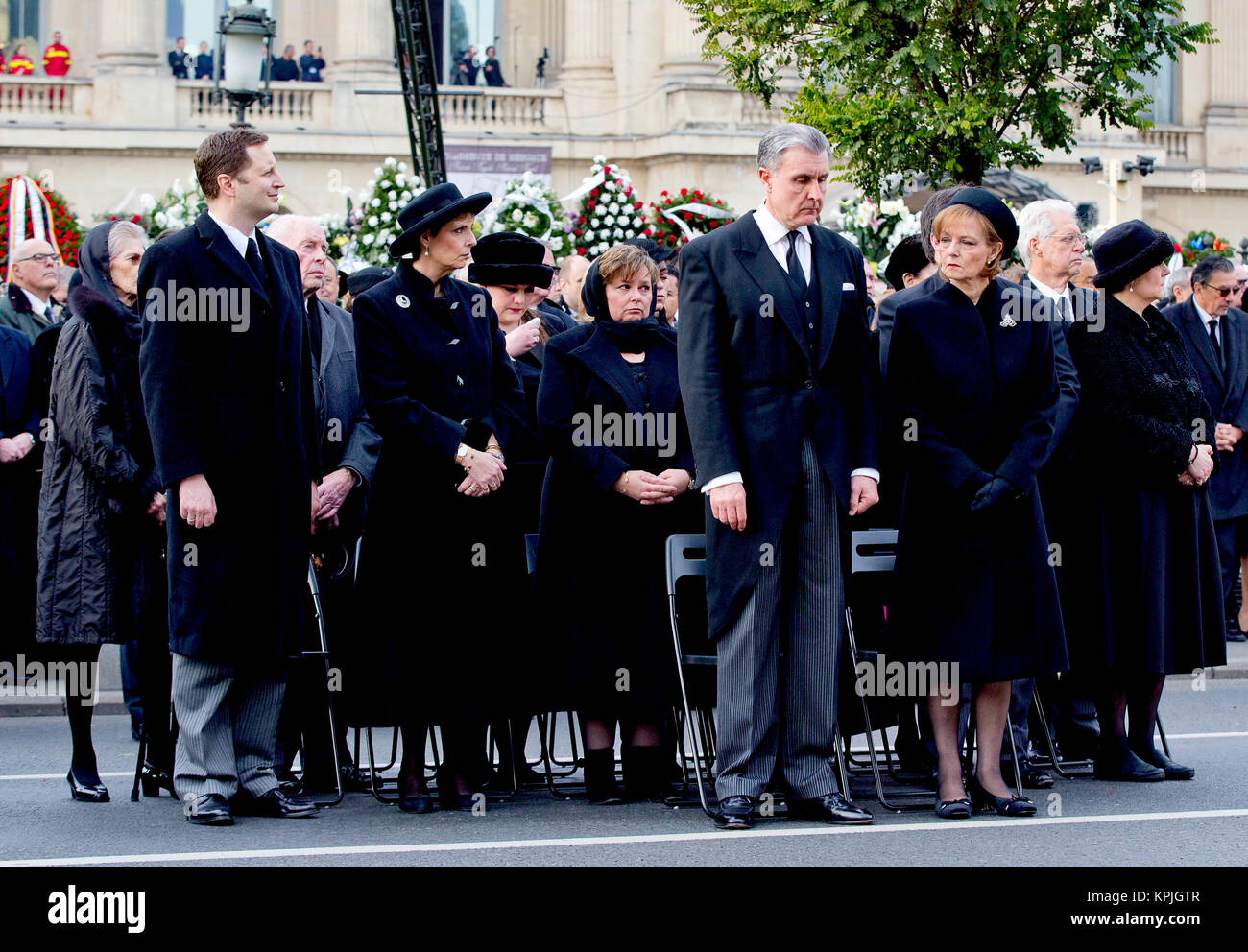 Crown Princess Margareta della Romania, il Principe Radu di Romania, la principessa Elena di Romania, Irina Walker, la Principessa Maria di Romania, Principessa Sophie di Romania, Arciduchessa Maria Maddalena d'Austria e suo marito, il Barone Hans Ulrich von Holzhausen, S.A.R. il Principe Georg Friedrich di Prusia presso la Piazza del Palazzo Reale di Bucarest, il 16 dicembre 2017, per assistere ad un militare e cerimonia religiosa in occasione dei funerali di Re Mihael I di Romania foto: Albert Nieboer/Paesi Bassi OUT/point de vue · nessun filo servizio · Foto: Albert Nieboer/RoyalPress/dpa Foto Stock